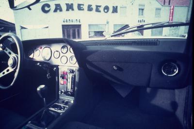 L' int�rieur de l'une des Alpines A 310 d'Eug�ne devant le Cam�l�on Super Dancing.