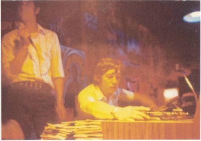 1968 - 1974  /  Le  DJ ( disque jockey )  du  cam�l�on -  �  gauche Jos�  et  son  pote  Loulou ( G�rard ) aux Manettes .