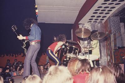 22 septembre 1968     LES VARIATIONS - MARC TOBALY - JOE LEB - JACKY BYTTON - P'TIT POIS , EN CONCERT � Cond� /sur /Escaut  sur la sc�ne du Cam�l�on