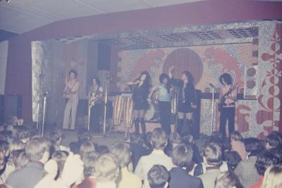 L'ORCHESTRE LES TREFLES EN CONCERT SUR LA SCENE DU CAMELEON ,1968 - 1974  Diapos et Photos Eug�ne Bernarhd , Archives priv�es Jos� Deregnaucourt  .