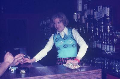 Photos Archives personnelles de M Jos� Deregnaucourt - Melle- KEMPA de Cond� /sur /Escaut , une des charmante serveuses du CAMELEON