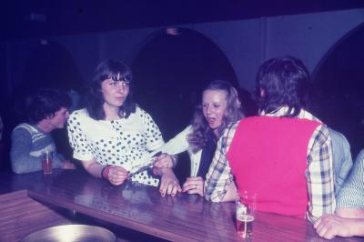 Photos Archives personnelles de Mr Jos� Deregnaucourt , Les ann�es du Cam�l�on Super Dancing Discoth�que 2000 places � Cond� / sur  / Escaut  1968 - 1974  ( la friterie )   .