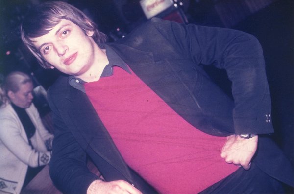 Photos Archives personnelles de Mr Jos� Deregnaucourt  - 1969 , Daniel- Hebdowski serveur au Cam�  , je ne sais pas si la dame n'est pas B�nia ( Bernadette Przybylski (  B�nia ) qui �tait serveuse au Cam�l�on ?? ( jos� )