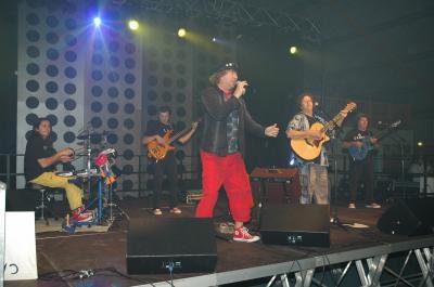 Jos� avait fait venir , Alain , Dominique , Arnaud et leurs copains , LES BONS GARCHONS  pour L'ANNIVERSAIRE EN NOVEMBRE 2005 DU CAMELEON A CONDE / SUR /ESCAUT  .