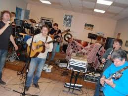 ALAIN , DOMINIQUE , ARNAUD ET LEURS COPAINS DU GROUPE LES BONS GARCHONS EN CONCERT .