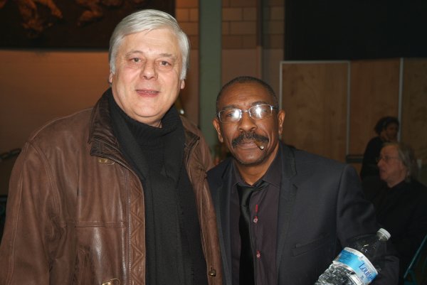 Jacky ARCONTE le guitarite de la LAMBADA ici à Bruxelles en compagnie de José , ami de VIGON et en plus Jacky adore le Maroilles ( Photo Rosario ) .