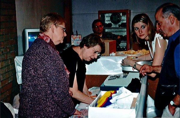 Anniversaire du Cam�l�on � gauche Marl�ne Mme Eug�ne, Chantal Mme Jos� (qui nous a quitt� le 1er Mai 2011), Alain Daubresse, Natacha et Raymond Desse un ami du Cam�l�on.
