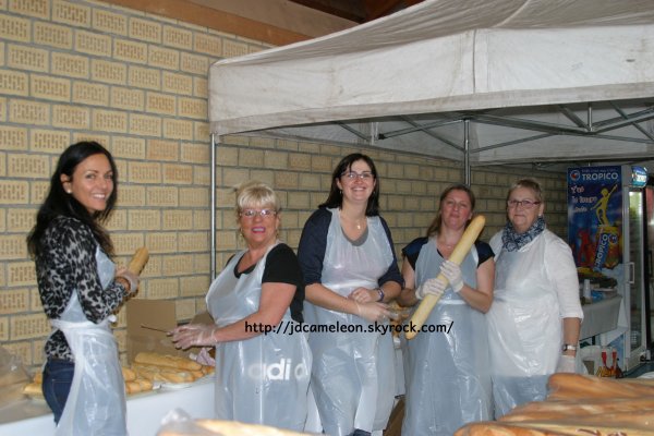 Pr�paration de la salle pour le Concert Hommage Erick Bamy, salle Draux � Vieux Cond� le 24 Octobre 2015 dans l'apr�s midi, merci � Claudio pour les photos,de gauche � droite , la fille de Martine et Rosario, Anny, Natacha la fille d'Eug�ne, l'�pouse de Claudio et Marl�ne L'�pouse D'Eug�ne Bernhard ,  photo 2 , JAY , la petite fille � Anny et Mme Claudio  .