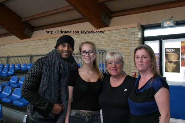 Pr�paration de la salle pour le Concert Hommage Erick Bamy, salle Draux � Vieux Cond� le 24 Octobre 2015 dans l'apr�s midi, merci � Claudio pour les photos,de gauche � droite , la fille de Martine et Rosario, Anny, Natacha la fille d'Eug�ne, l'�pouse de Claudio et Marl�ne L'�pouse D'Eug�ne Bernhard ,  photo 2 , JAY , la petite fille � Anny et Mme Claudio  .