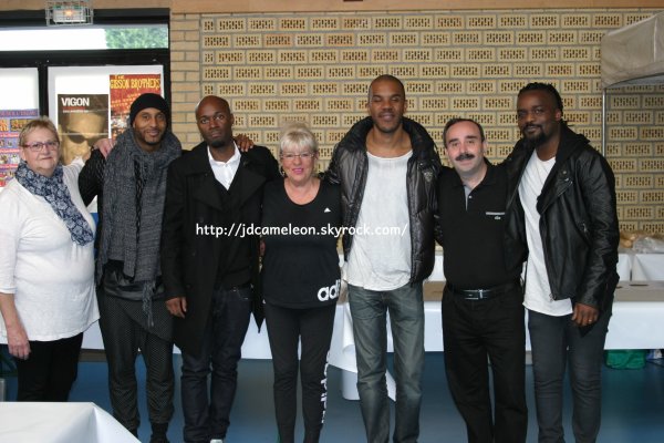 Pr�paration de la salle pour le Concert Hommage Erick Bamy, salle Draux � Vieux Cond� le 24 Octobre 2015 dans l'apr�s midi, merci � Claudio pour les photos,de gauche � droite , la fille de Martine et Rosario, Anny, Natacha la fille d'Eug�ne, l'�pouse de Claudio et Marl�ne L'�pouse D'Eug�ne Bernhard ,  photo 2 , JAY , la petite fille � Anny et Mme Claudio  .