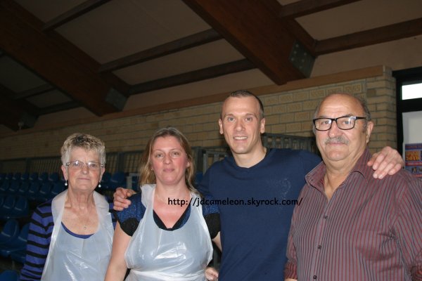 Pr�paration de la salle pour le Concert Hommage Erick Bamy, salle Draux � Vieux Cond� le 24 Octobre 2015 dans l'apr�s midi, merci � Claudio pour les photos,de gauche � droite , la fille de Martine et Rosario, Anny, Natacha la fille d'Eug�ne, l'�pouse de Claudio et Marl�ne L'�pouse D'Eug�ne Bernhard ,  photo 2 , JAY , la petite fille � Anny et Mme Claudio  .