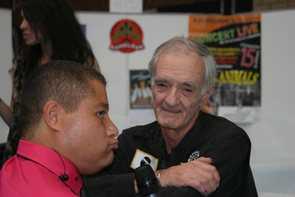  Concert hommage � notre ami  Erick Bamy le samedi 24 octobre 2015 � Vx - Cond� -  Nord   R�p�titions et interviews pour TV Crespin, samedi 24 octobre 2015 apr�s midi, pendant la pr�paration du Concert , James � droite  et son copain Claude assistant  (  photo  Claudio  ) .