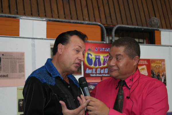  Concert hommage � notre ami  Erick Bamy le samedi 24 octobre 2015 � Vx - Cond� -  Nord   R�p�titions et interviews pour TV Crespin, samedi 24 octobre 2015 apr�s midi, pendant la pr�paration du Concert , James � droite  et son copain Claude assistant  (  photo  Claudio  ) .