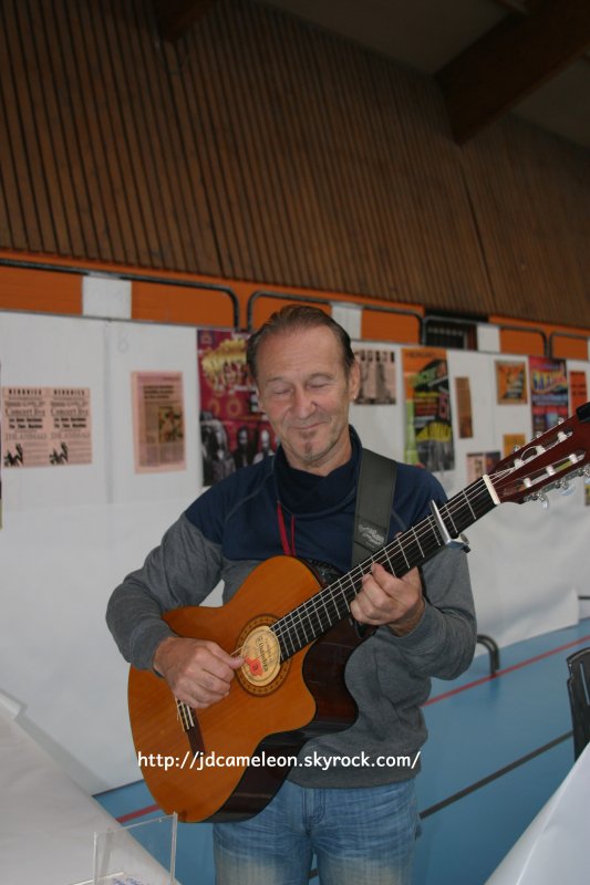  Concert hommage � notre ami  Erick Bamy le samedi 24 octobre 2015 � Vx - Cond� -  Nord   R�p�titions et interviews pour TV Crespin, samedi 24 octobre 2015 apr�s midi, pendant la pr�paration du Concert , James � droite  et son copain Claude assistant  (  photo  Claudio  ) .