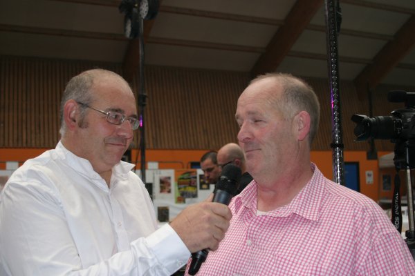  Concert hommage � notre ami  Erick Bamy le samedi 24 octobre 2015 � Vx - Cond� -  Nord   R�p�titions et interviews pour TV Crespin, samedi 24 octobre 2015 apr�s midi, pendant la pr�paration du Concert , James � droite  et son copain Claude assistant  (  photo  Claudio  ) .