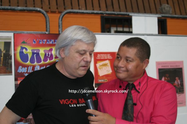  Concert hommage � notre ami  Erick Bamy le samedi 24 octobre 2015 � Vx - Cond� -  Nord   R�p�titions et interviews pour TV Crespin, samedi 24 octobre 2015 apr�s midi, pendant la pr�paration du Concert , James � droite  et son copain Claude assistant  (  photo  Claudio  ) .