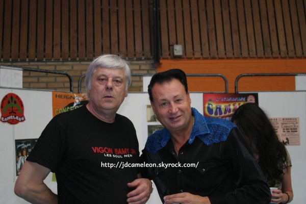  Concert hommage � notre ami  Erick Bamy le samedi 24 octobre 2015 � Vx - Cond� -  Nord   R�p�titions et interviews pour TV Crespin, samedi 24 octobre 2015 apr�s midi, pendant la pr�paration du Concert , James � droite  et son copain Claude assistant  (  photo  Claudio  ) .