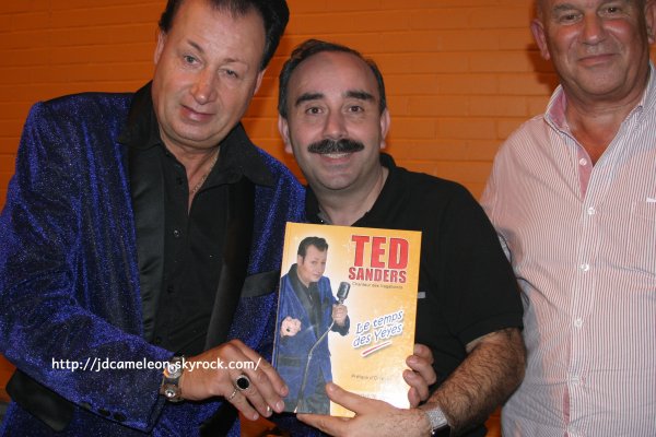 Samedi 24 octobre 2015 , concert hommage � Erick Bamy , ambiance dans la salle Maxime Draux pour le Public et photo des artistes avec leurs fans