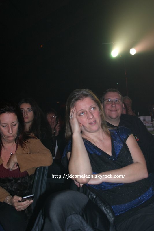 Samedi 24 octobre 2015 , concert hommage � Erick Bamy , ambiance dans la salle Maxime Draux pour le Public et photo des artistes avec leurs fans