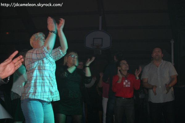 Le public de la Salle Maxime Draux pendant le show de Ted Sanders (Les Vagabonds) , concert à Vieux - Condé du samedi 24 Octobre 2015, en hommage à Erick Bamy
